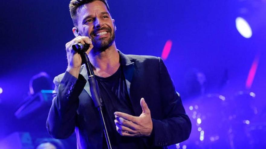 Ricky Martin sonriente en uno de sus conciertos.