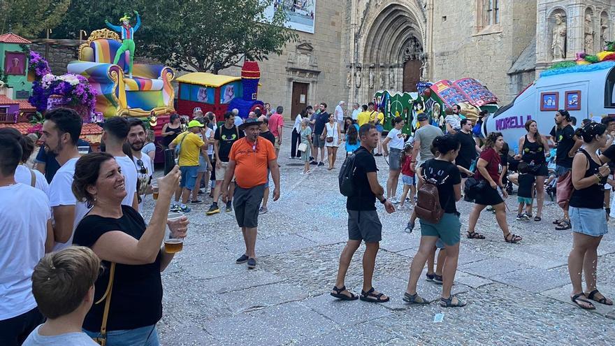 La entrada de las 44 carrozas da el pistoletazo de salida al Anunci en Morella