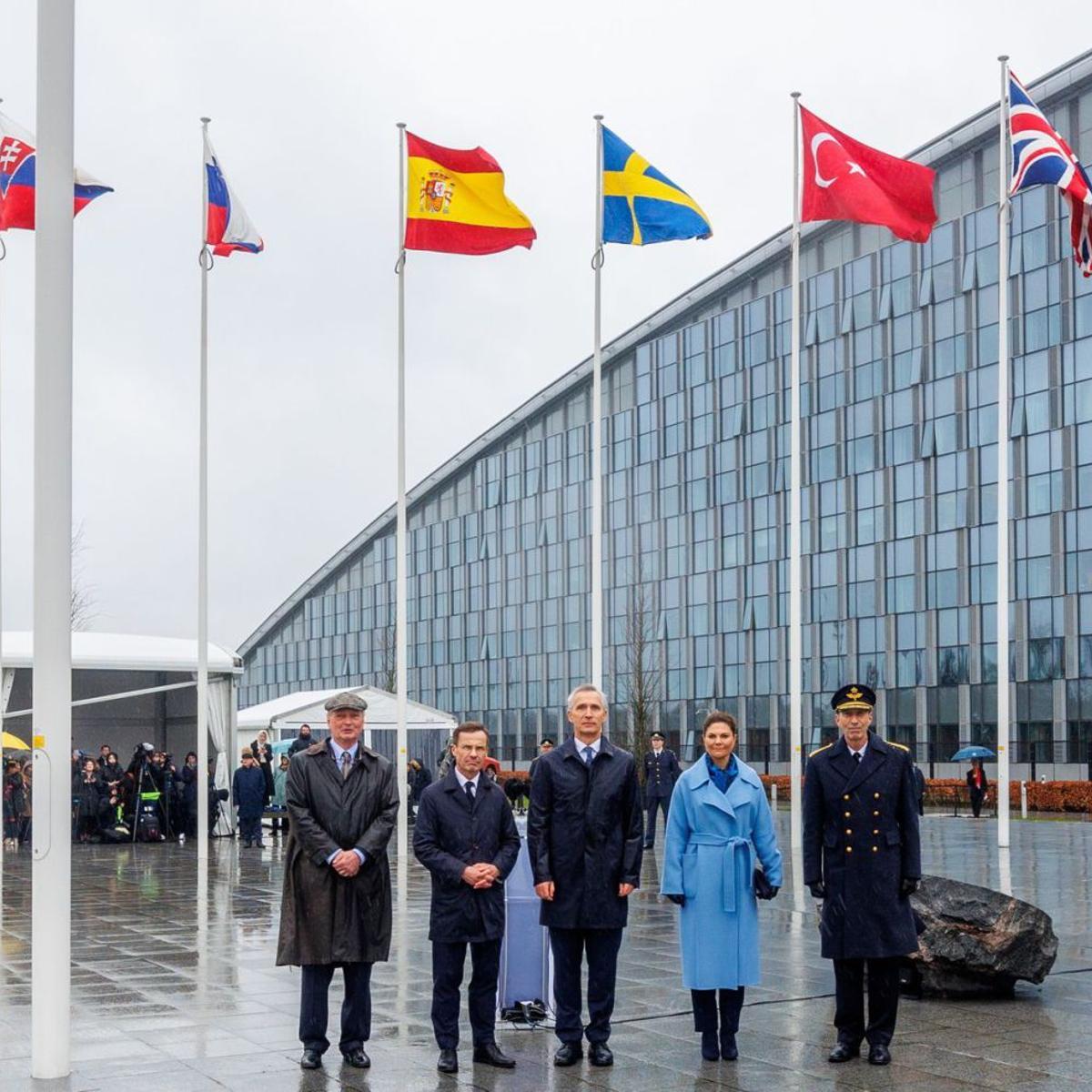 La bandera de Suècia oneja a les seus de l’OTAN | C