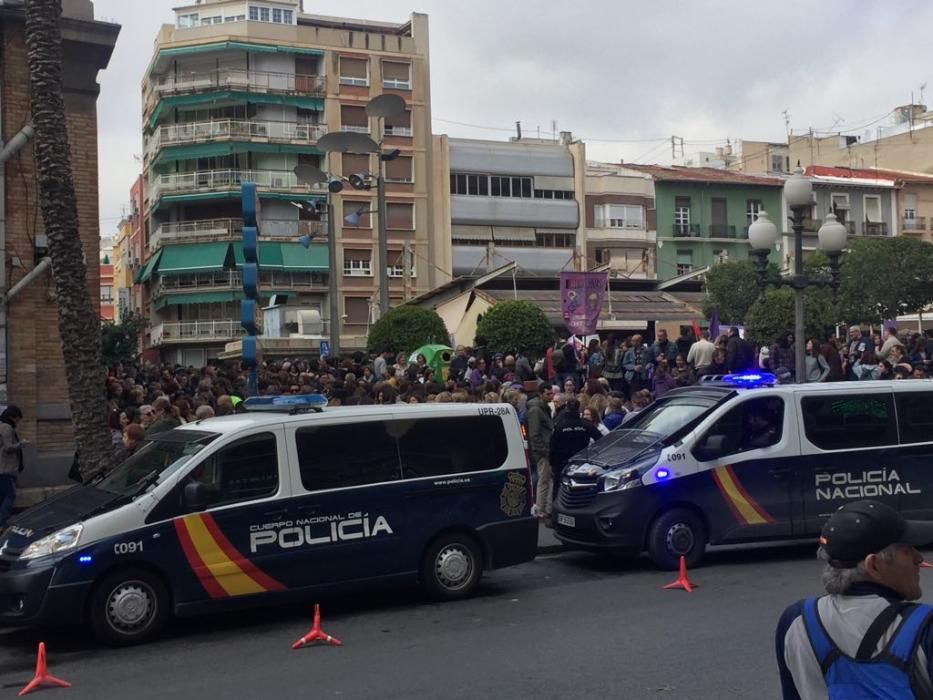 Cientos de personas reivindican en Alicante la igualdad entre hombres y mujeres