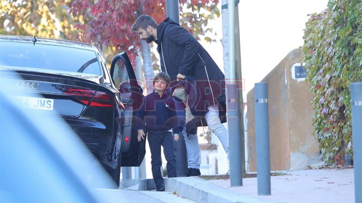 Gerard Piqué junto a su hijo Milan a la puerta del colegio del pequeño