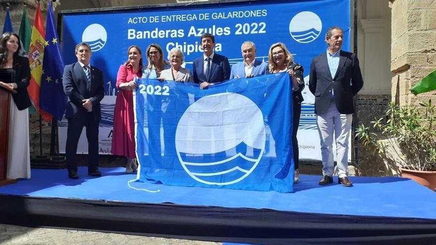 Málaga recibe sus siete banderas azules y logra una mención especial de playas inclusivas