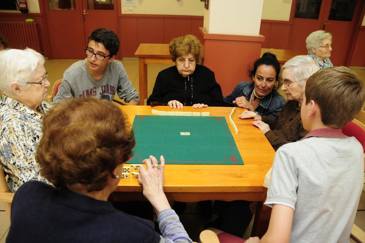 Joves voluntaris en una residència de gent gran.
