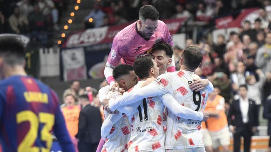 Los jugadores de ElPozo, celebrando un gol ante el Barça. | ISRAEL SÁNCHEZ