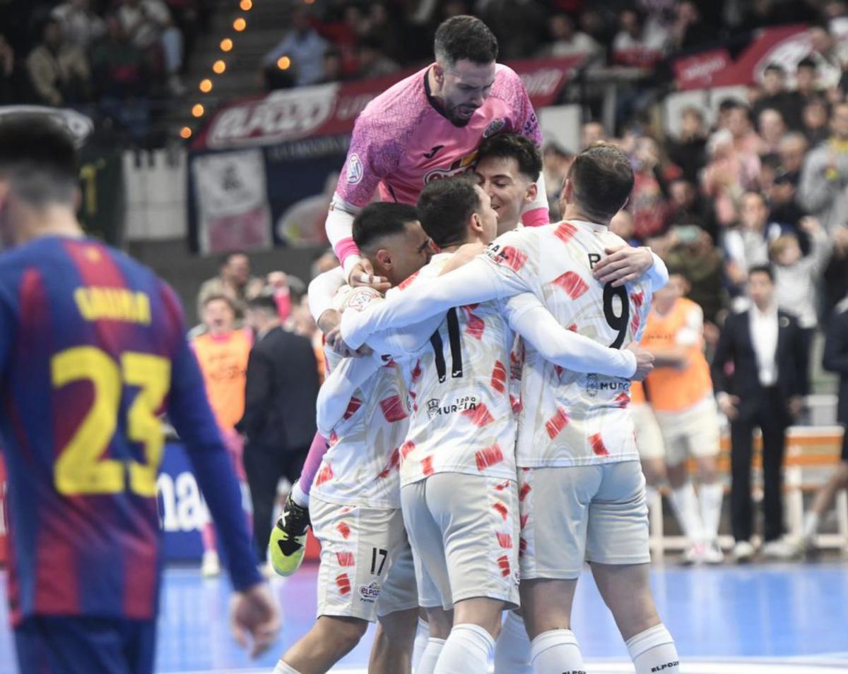 Los jugadores de ElPozo, celebrando un gol ante el Barça. | ISRAEL SÁNCHEZ