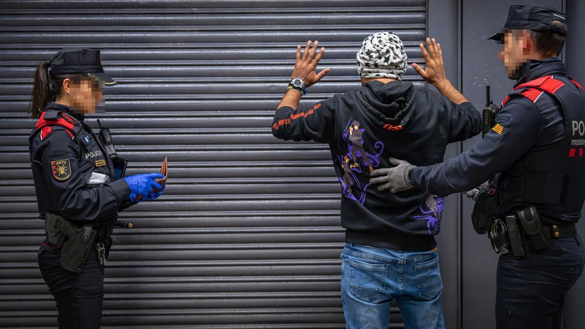 Mil agentes se despliegan en Barcelona, Badalona y LHospitalet en un macrodispositivo contra la multirreincidencia