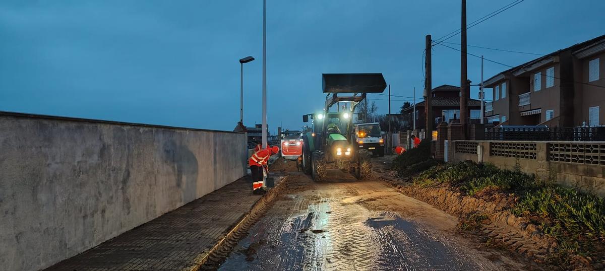 Cullera refuerza de nuevo sus defensas costeras tras más de 24 horas de fuerte temporal marítimo