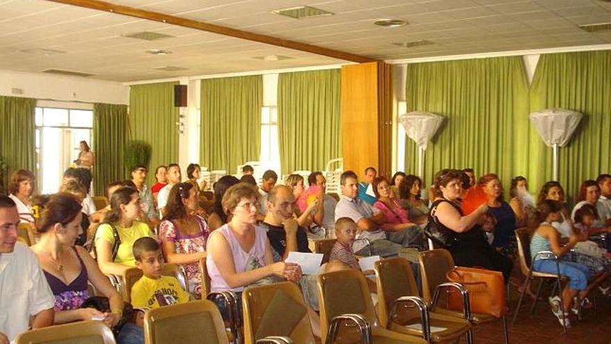 Imagen de la reunión entre padres de alumnos, conselleria y director del centro.