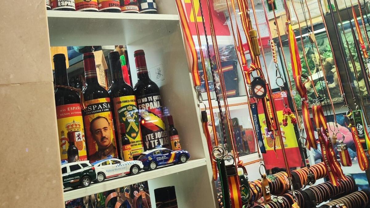 Imagen del escaparate de la 'pajarería franquista' de Madrid.
