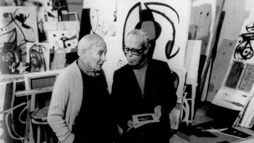 Joan Miró con el arquitecto Josep Lluís Sert en su taller de Palma.
