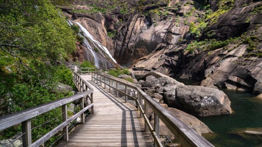 Así es el pequeño pueblo gallego que esconde la única cascada de Europa que desemboca en el mar