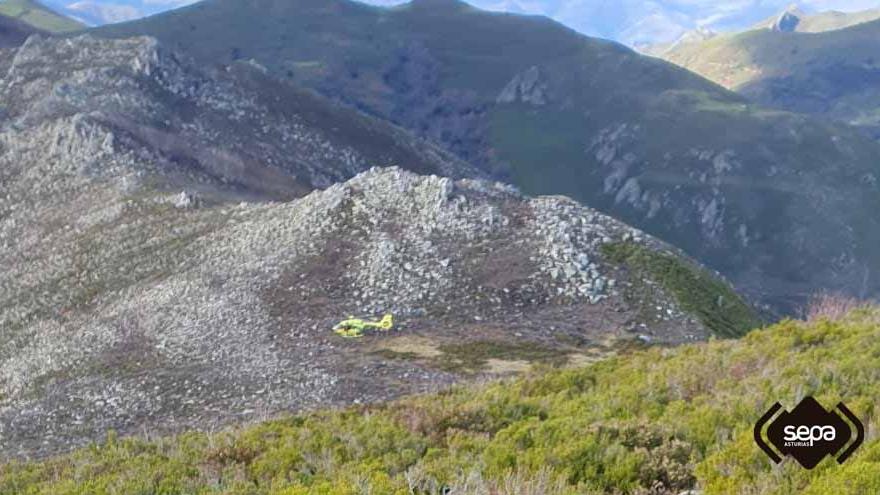 Fallece un montañero ovetense de 67 años mientras subía al pico de la Peña Negra, en Somiedo