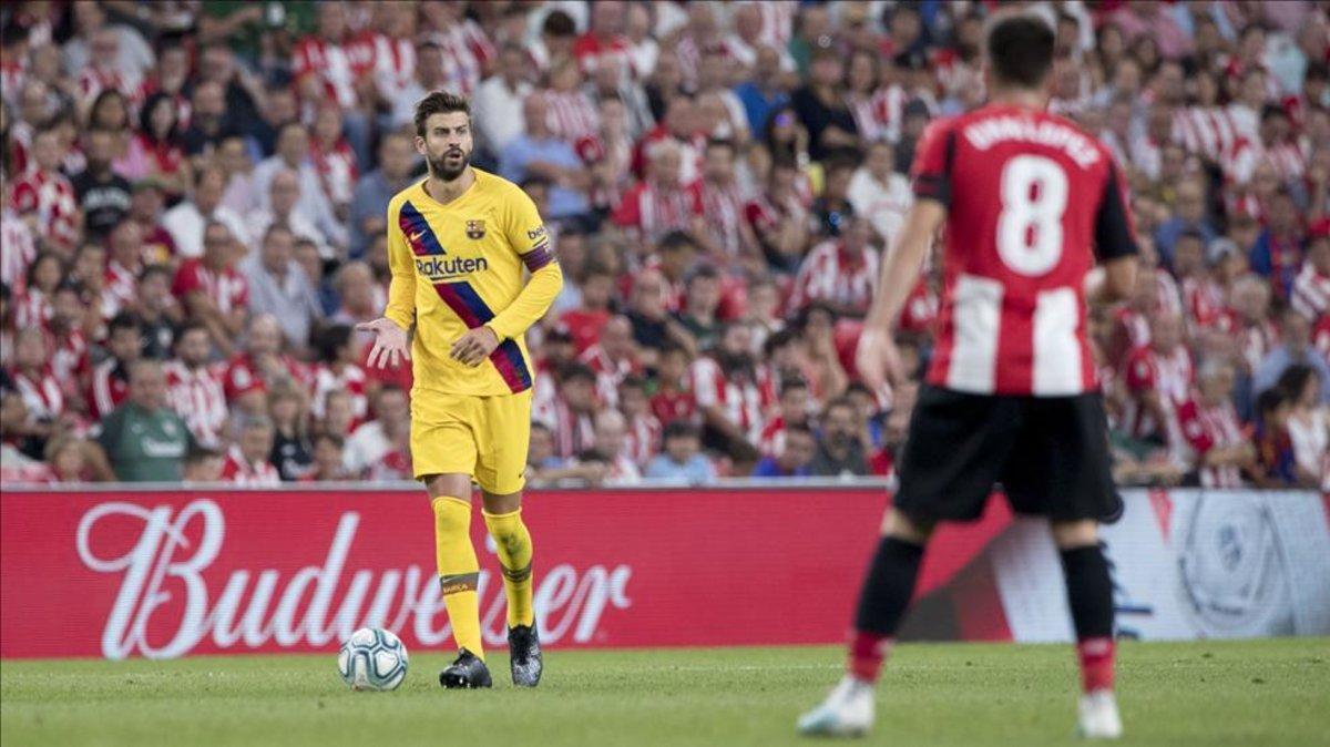 Piqué, en un lance del duelo de San Mamés