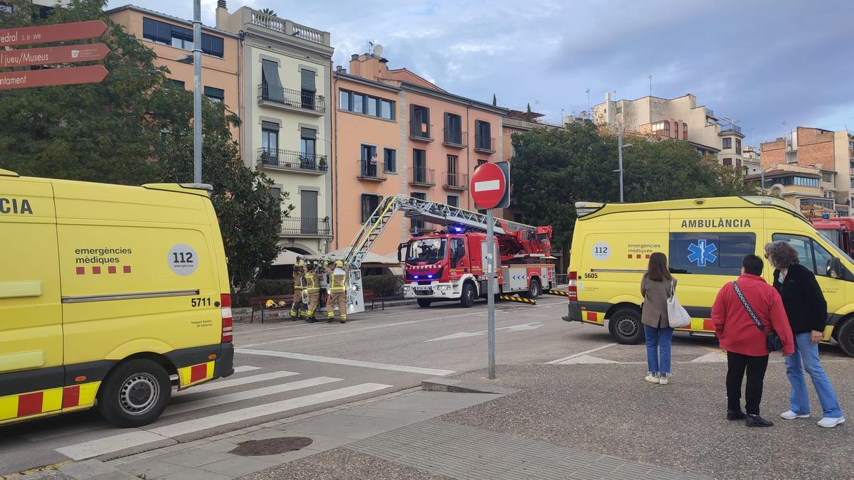 El dispositiu desplegat a la plaça de Catalunya de Girona aquesta tarda.