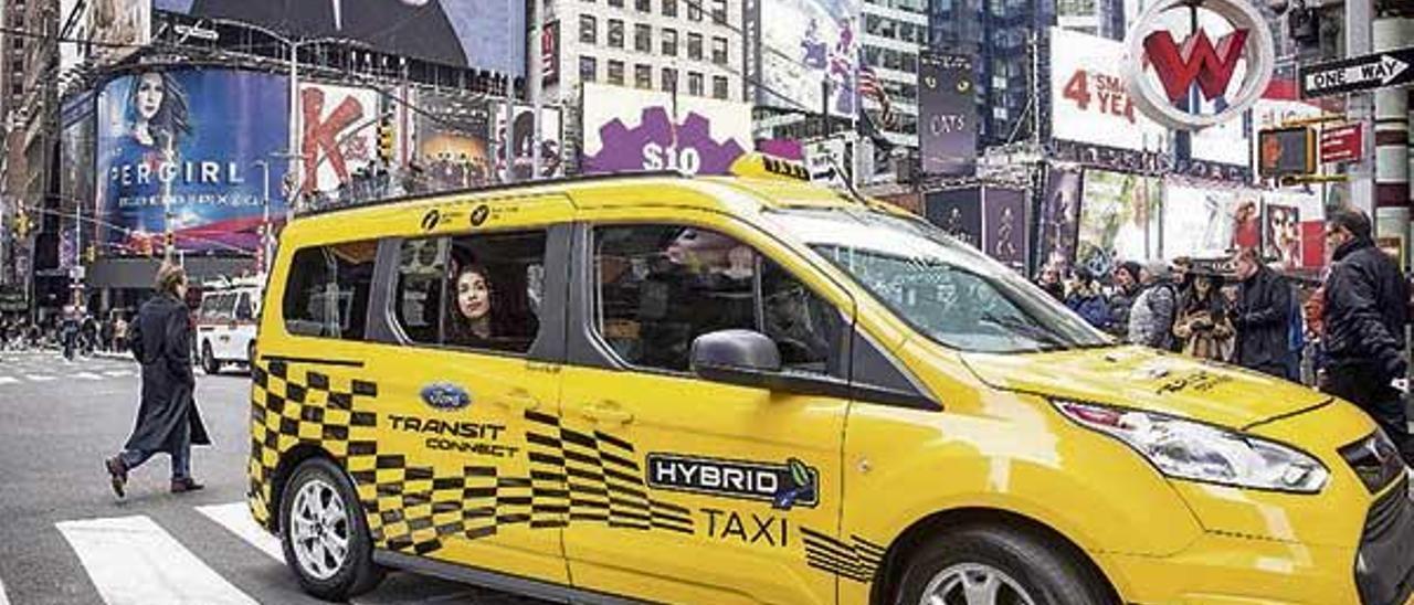 El Ford Transit Connect Hybrid Taxi Prototype durante sus pruebas. // FDV