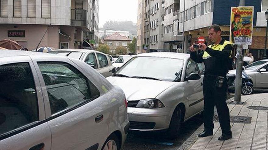 Controladores de la &quot;zona azul&quot; denuncian presiones de la empresa   Varios vigilantes de la XER (Xestión de Estacionamento Regulado) alertaron ayer de &quot;sanciones y persecuciones&quot; de la empresa Dornier a algunos de sus empleados. Los vigilantes aseguran que la concesionaria les está sancionando &quot;sin argumentos&quot; por llegar tarde, anular denuncias o por no multar a los vehículos que estacionan más de dos horas en &quot;zona azul&quot; . Critican que la compañía castigó ya a varios trabajadores con la suspensión de empleo y sueldo durante varios días y exigen al edil de Tráfico, Xulio Calviño,  que intervenga.