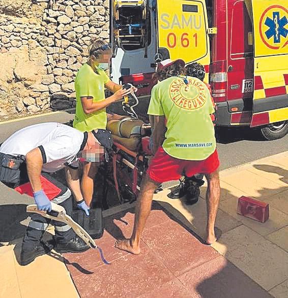 La chica rescatada en Cala Sant Vicenç.