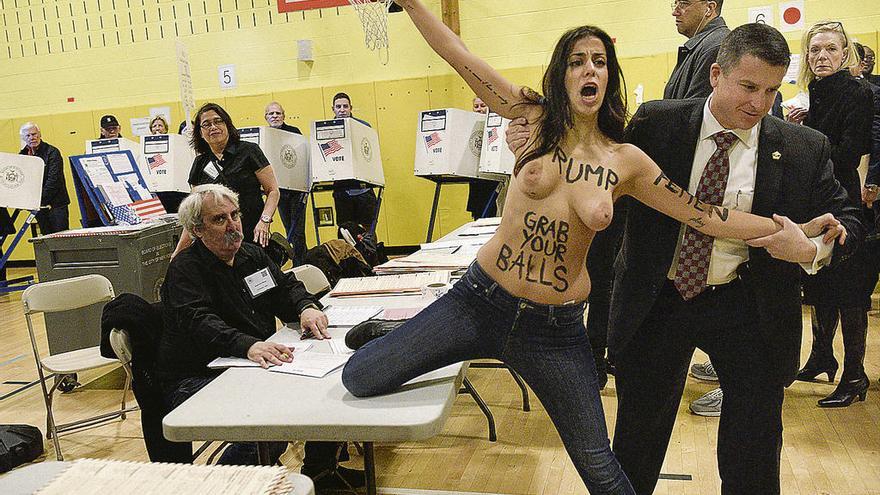 Una activista de Femen protesta en el colegio de Manhattan donde poco después votó Trump. La mujer lleva escrito: &quot;Trump, agárrate las pelotas&quot;.