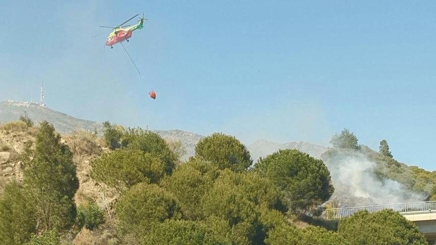 Imagen de un helicóptero trabajando en la zona del incendio.