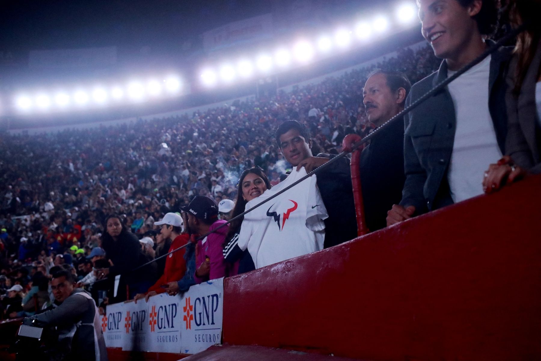Nadal juega ante más de 30.000 personas en México