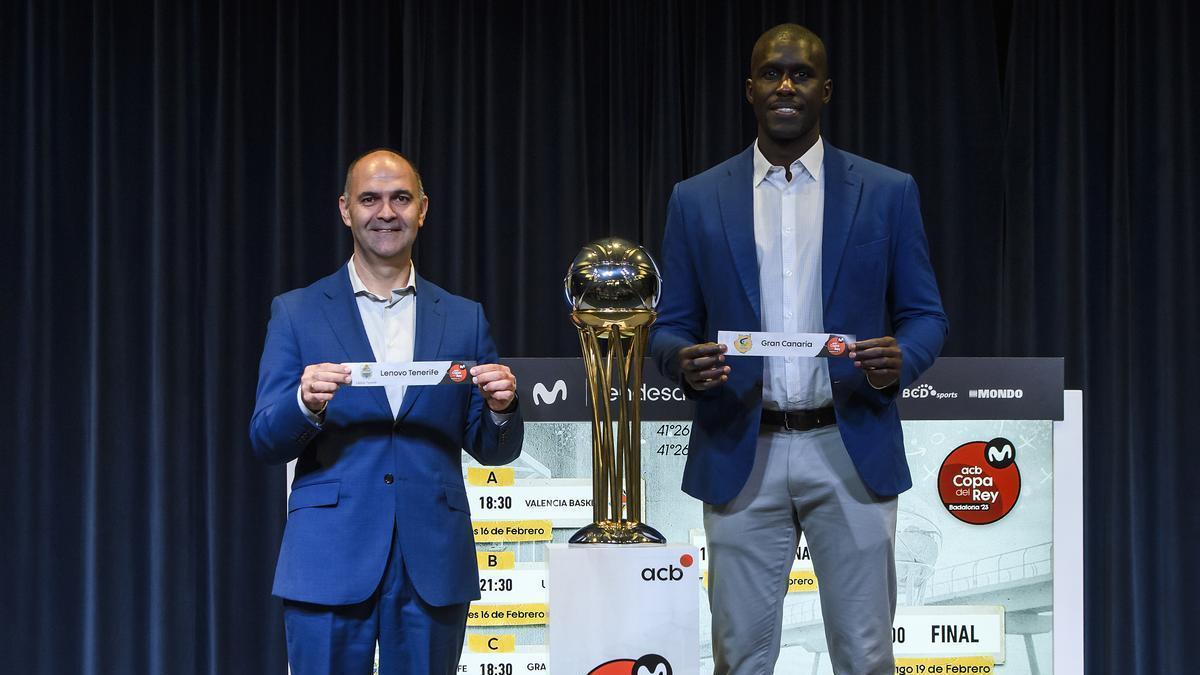 Aniano Cabrera (iza.) y Sitapha Savané (dcc.), posan junto a la Copa con los nombres de sus respectivos equipos