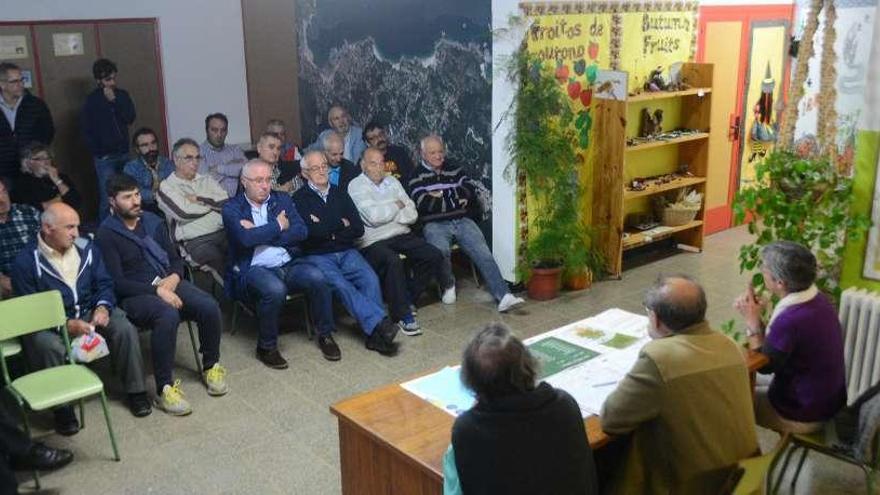 Vecinos de Aldán en la reunión para valorar la sentencia en el colegio de Espiñeira. // Gonzalo Núñez