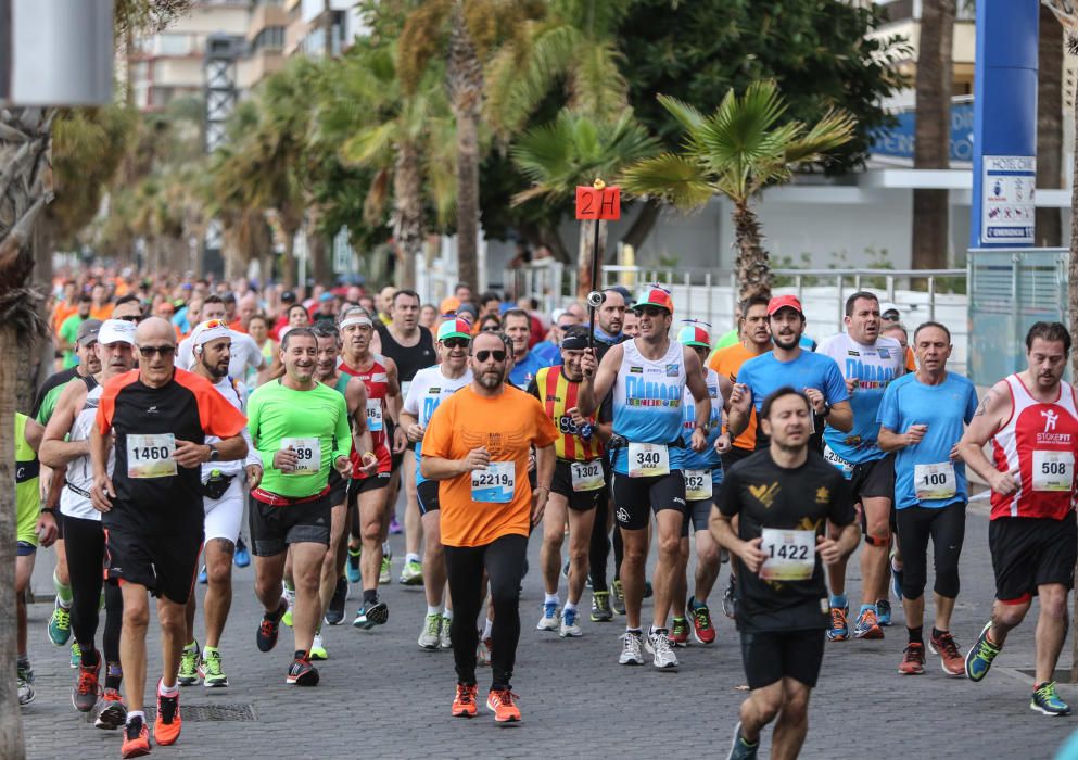 Los veteranos atletas triunfan en la prueba de Benidorm que reunió a más de 2.500 deportistas.