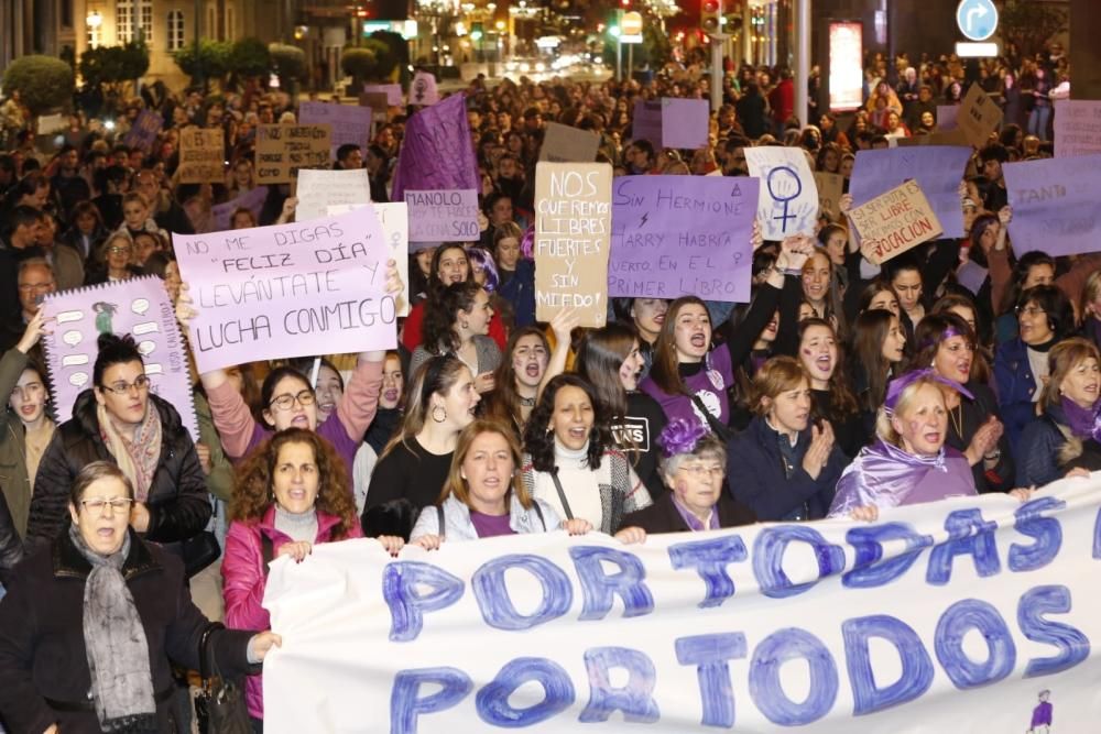 Miles de personas recorren las calles de Vigo en la manifestación central del 8-M