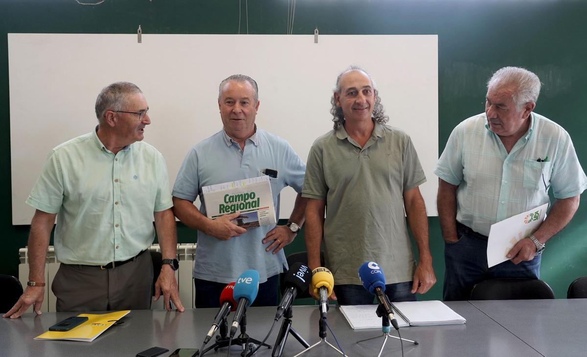 Los máximos responsables de las organizaciones agrarias en Castilla y León: el zamorano Lorenzo Rivera, de COAG; Donaciano Dujo, de Asaja; Jesús Manuel González Palacín, de UCCL y el zamorano Aurelio González, de UPA.