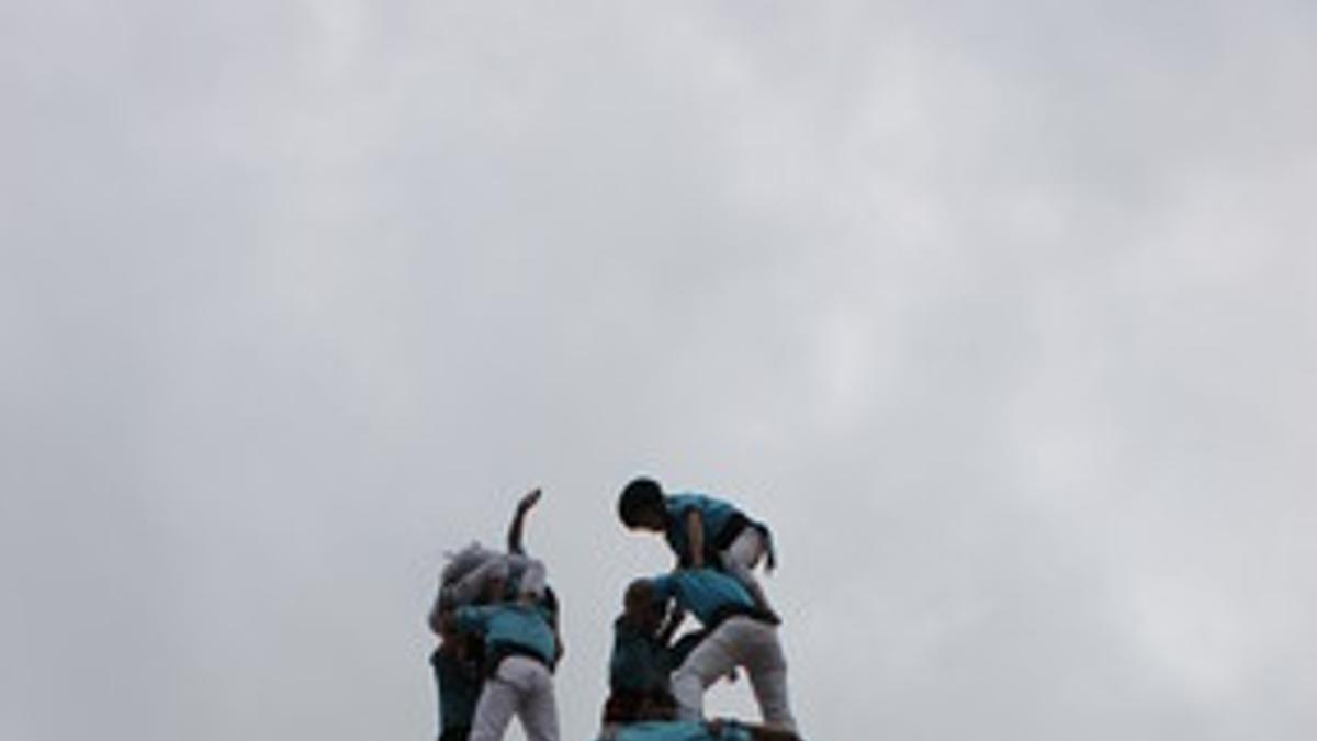 Los Castellers de Terrassa descargan el 7d7 en la primera ronda de la jornada de celebración de su 35º aniversario