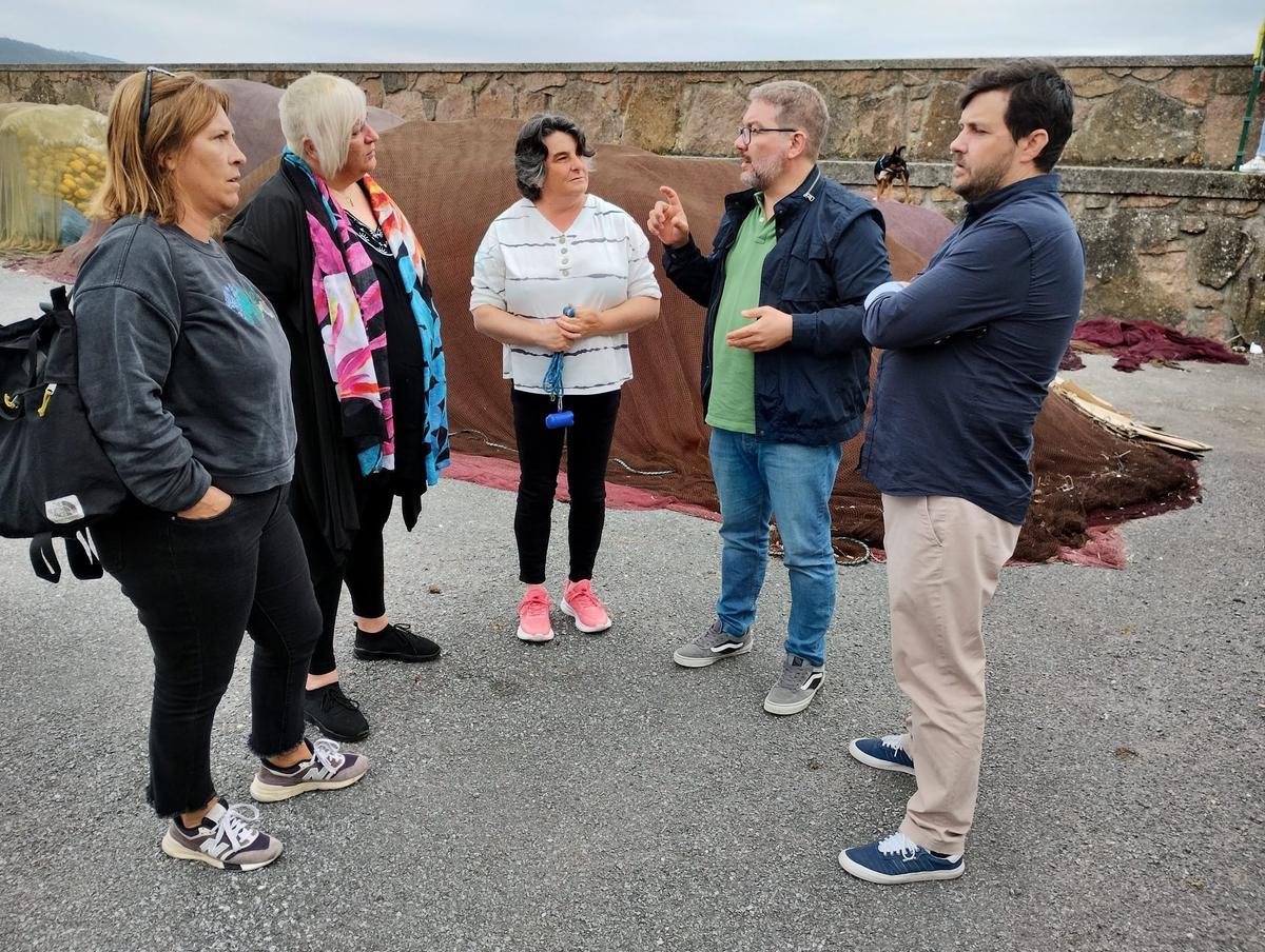 Xurxo Rodríguez, á dereita, e Oscar Insua, segundo, con mariscadoras de Camariñas.