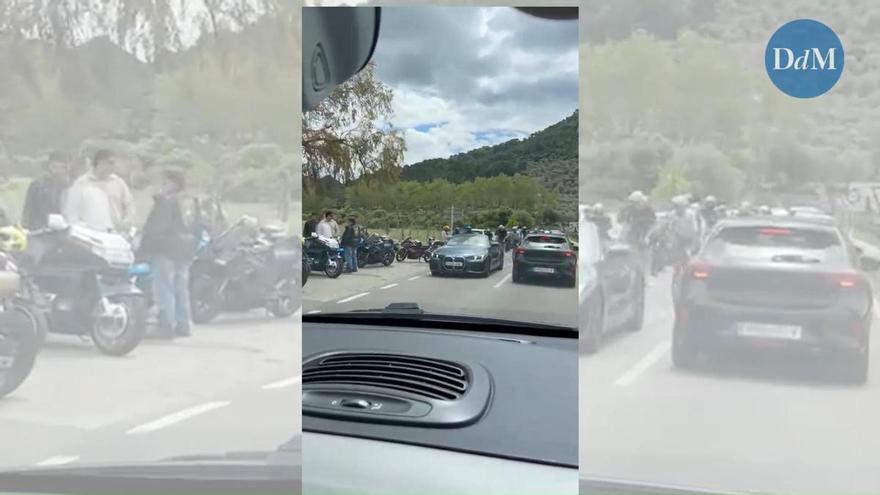 Grupos de motoristas toman la carretera de Vallemosa a Deià