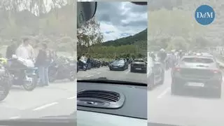 Grupos de motoristas toman la carretera de Valldemosa a Deià y los conductores denuncian maniobras peligrosas