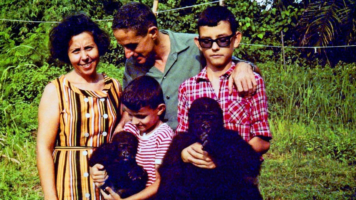 Jordi Sabater Pi, con su familia y dos crías de gorila.