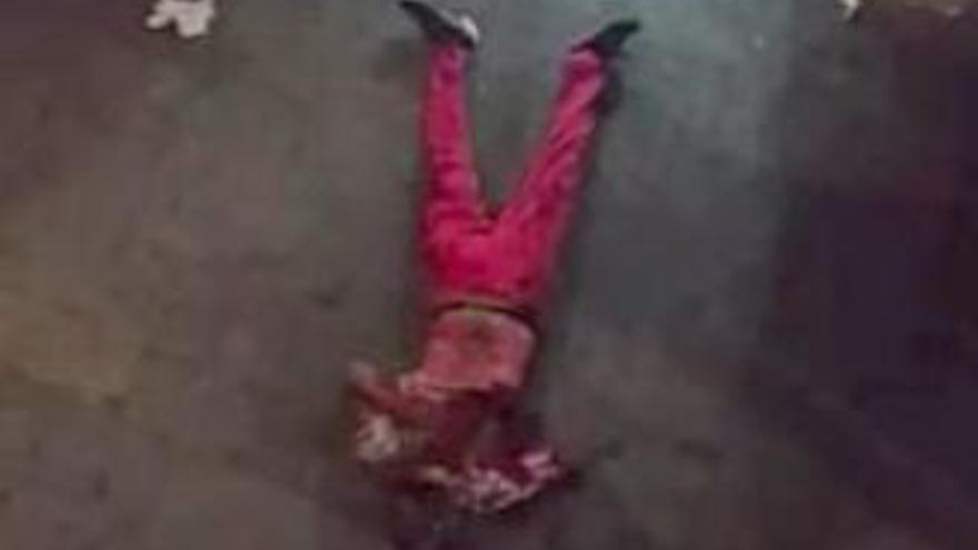La víctima, tendido en el suelo tras ser acuchillado.