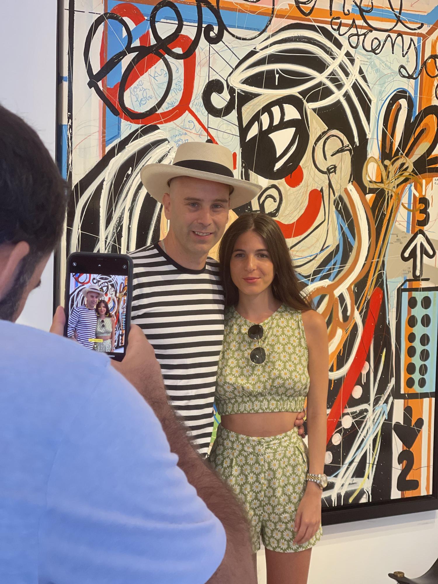 Miguel Caravaca visita al coleccionista Drew Aaron en la Gallery Red, en Mallorca