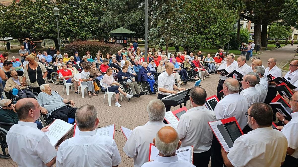El Coro Manín, de Lastres, cantando para los mayores de las tres residencias de Villaviciosa en una imagen tomada en 2024.