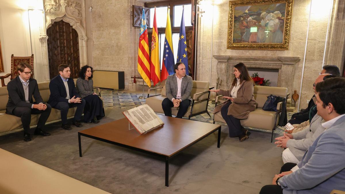 Llorca, este dijous, amb els representants de la comunitat veneçolana, en el Palau