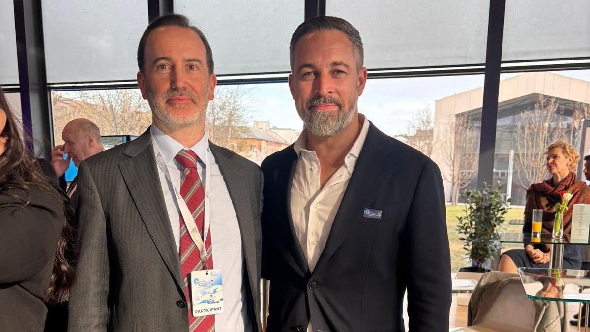 Gabriel Le Senne, junto a Santiago Abascal.