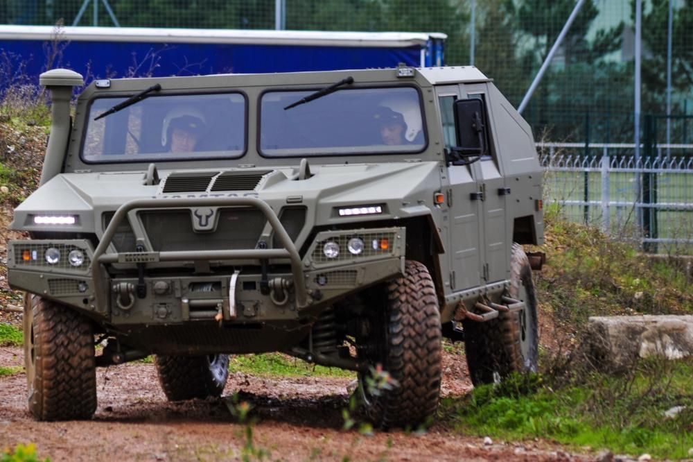 Feijóo visita la fábrica militar de Valga