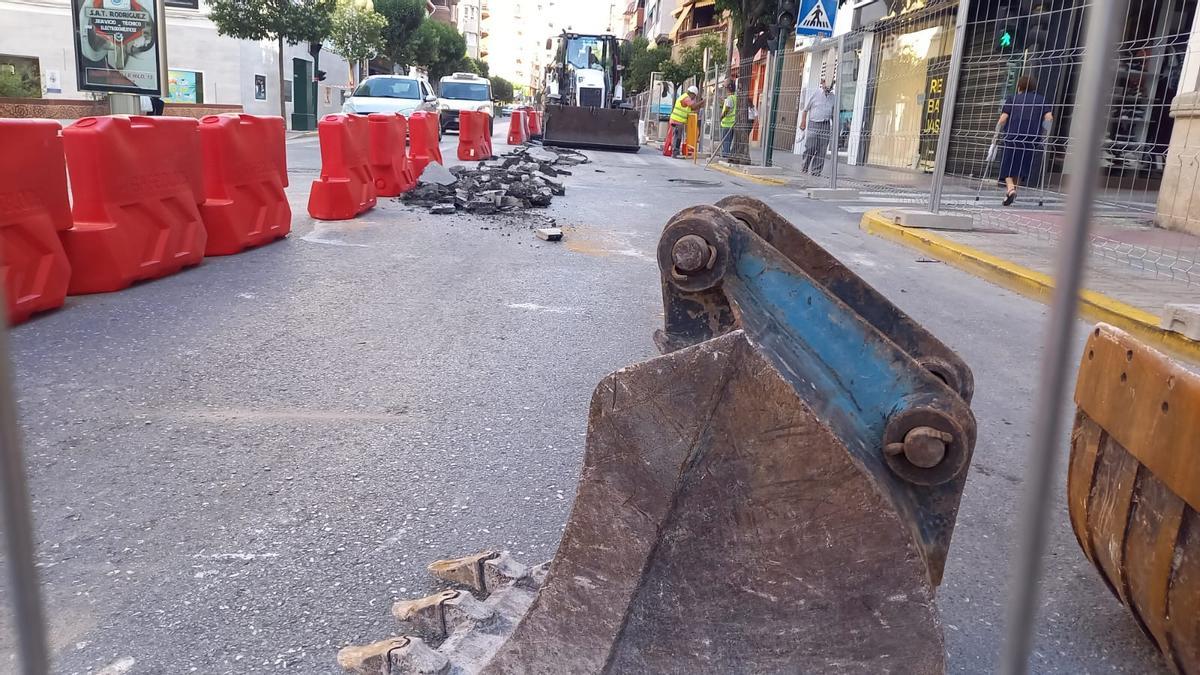 Las obras en la avenida de la Constitución de Villena se están acometiendo por fases.