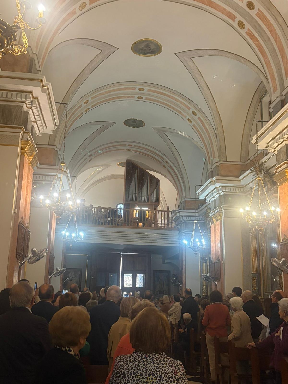 Coro de la parroquia de Albuixech, con el nuevo órgano.