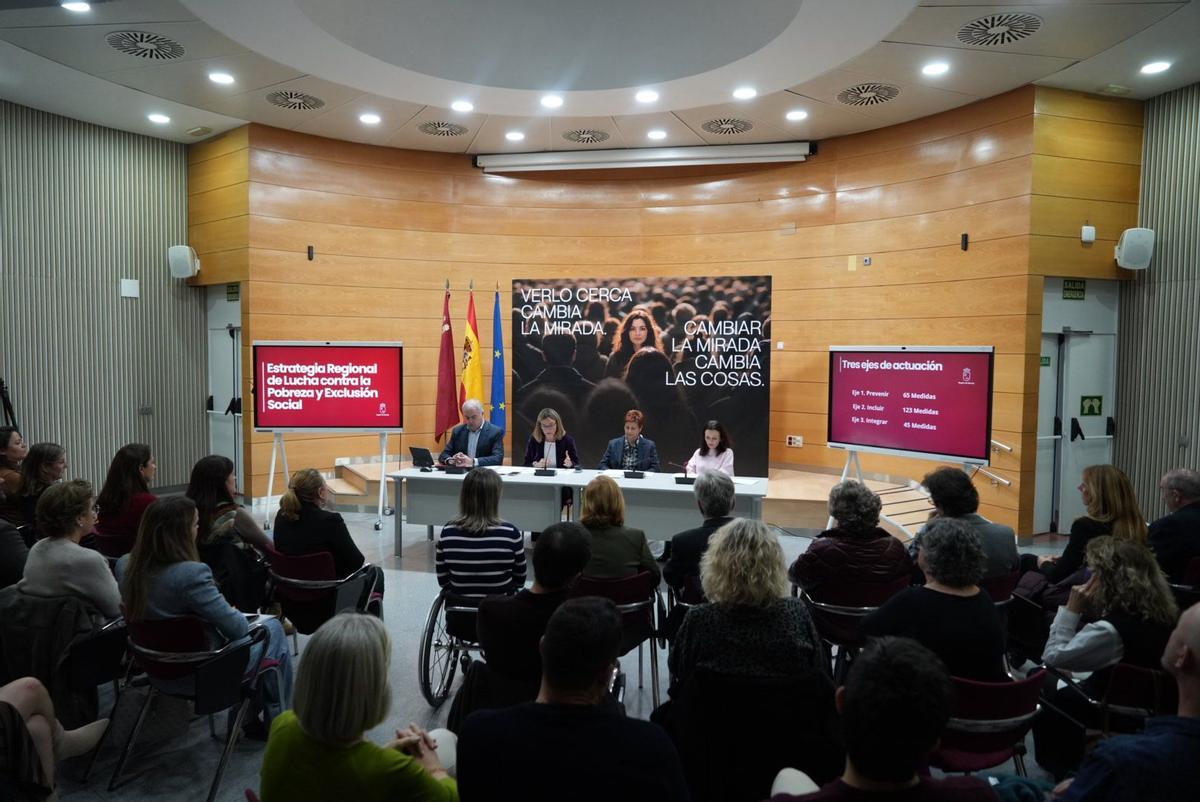 Conchita Ruiz, durante la presentación de la Estrategia Regional de Lucha contra la Pobreza y la Exclusión Social.