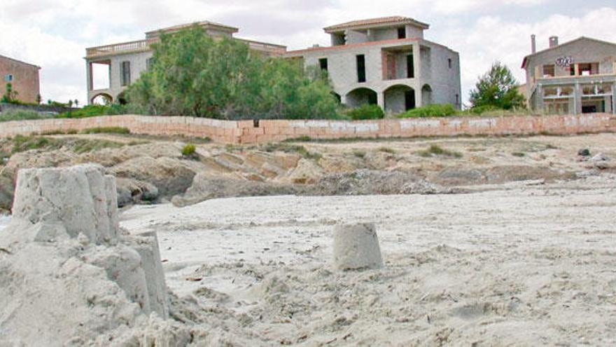 La playa de ses Covetes (en la imagen) fue desalojada y permanecerá cerrada hasta que desactiven la bomba.