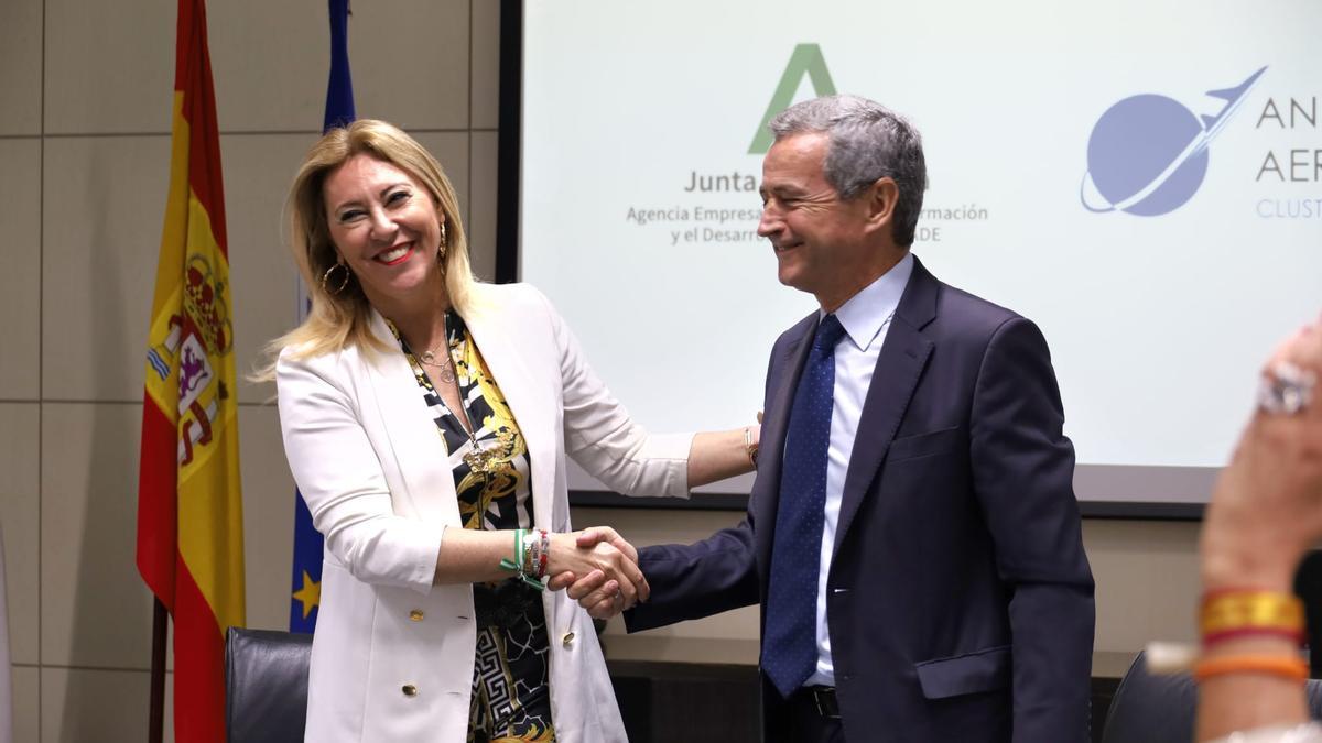 Carolina España y Antonio Gómez Guillamón, tras la firma del convenio de colaboración.