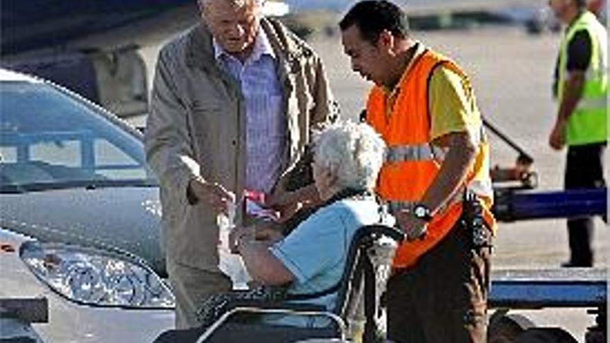 Una pasajera es atendida tras descender del avión en Mallorca.