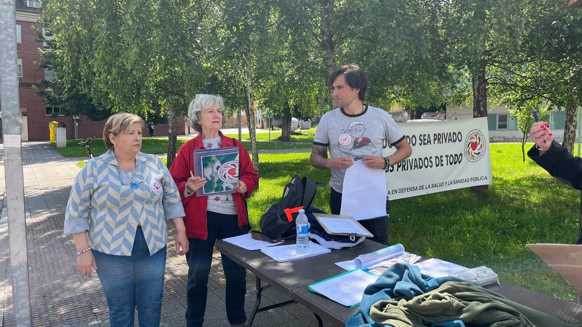 Miembros de la Plataforma por la Sanidad, durante el primer día de la encuesta que van a organizar, en el entorno del centro de Salud Sur de Mieres.