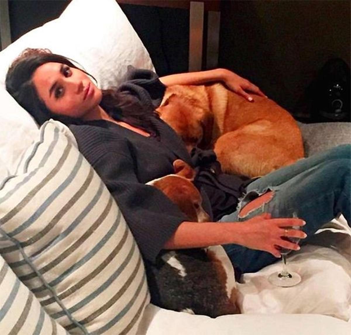 Meghan Markle con sus perros y una copa de vino, en una foto de su cuenta borrada de Instagram