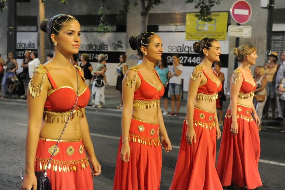 Desfile de Moros y Cristianos por las calles de Mu