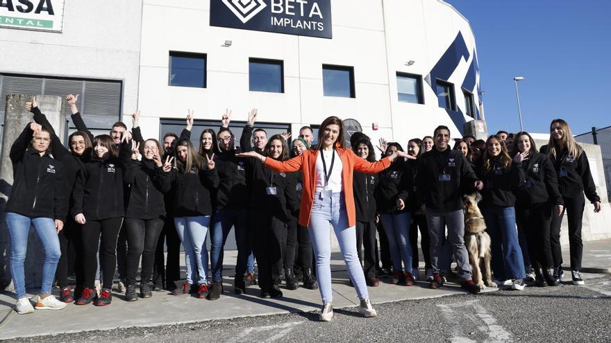 Bibiana Rodiño, consejera delegada de la compañía, celebra con su plantilla la apertura de la planta.